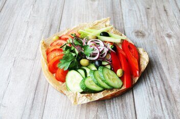 Тарелка овощей и зелени